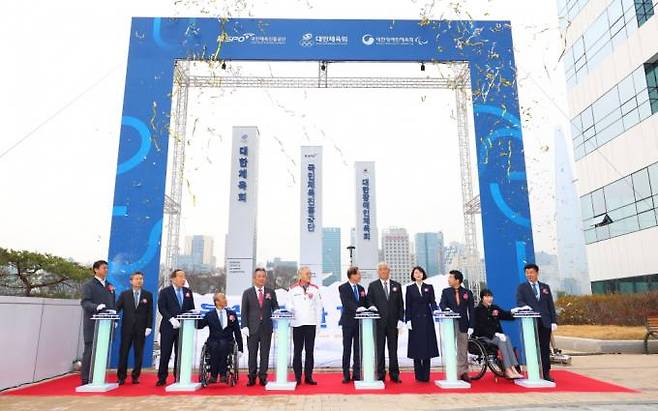 올림픽회관 재개관식에 참석한 각 기관부처 인사들. 연합뉴스