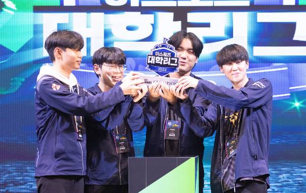 지난 3일 대전 유성구 e스포츠 경기장에서 열린 e스포츠 대학리그 ‘PUBG 배틀그라운드’ 종목에서 우승을 차지한 호남대 선수들이 트로피를 들고 기념 촬영을 하고 있다.   e스포츠협회 제공