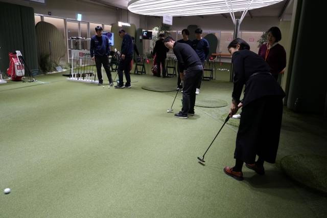 설명회에 참석한 참가자들이 이븐롤 퍼터를 시타하고 있다. 이븐롤