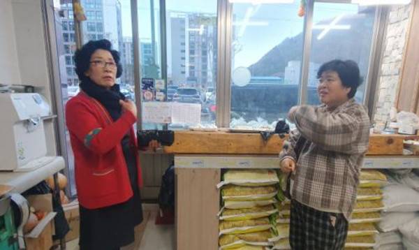 오옥수(왼쪽)·지창숙씨가 지난 6일 강원도 태백시 장성중앙시장 안에 있는 지씨의 상점에서 장성광업소 폐광에 대해 대화를 나누고 있는 모습. 태백시 제공