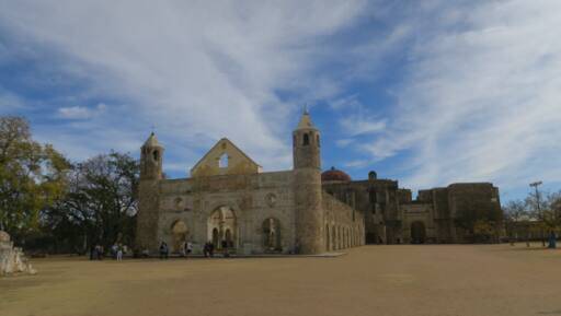 ‘지붕 없는 교회’(앞)와 수도원 단지(뒤). 박태수 수필가