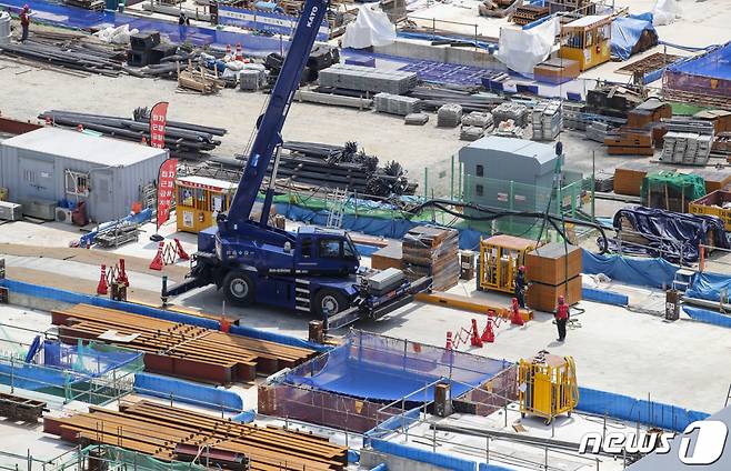 (남양주=뉴스1) 김도우 기자 = 윤석열 대통령이 1일 용산 대통령실에서 열린 국무회의서 한국토지주택공사 발주 아파트 현장에서 드러난 부실 시공과 관련해 건설 이권 카르텔을 타파해야 한다고 강조했다.  사진은 이날 경기 남양주 시내 한 신축 아파트 건설현장의 모습. 2023.8.1/뉴스1  Copyright (C) 뉴스1. All rights reserved. 무단 전재 및 재배포 금지.