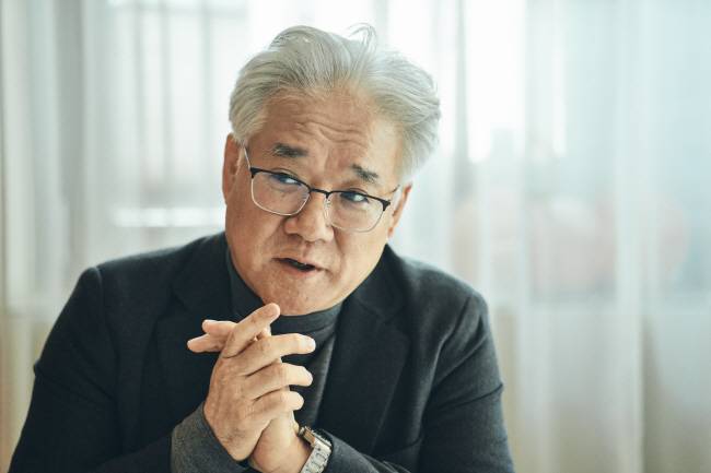 베이스 연광철은 4일 인터뷰에서 “요즘도 하루 3시간은 피아노 앞에서 연습한다”고 밝혔다. 경기아트센터 제공