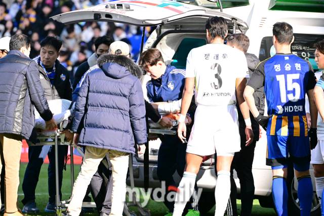 앰뷸런스로 이송되는 전북 현대 홍정호.