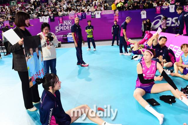 김수지가 사진을 보면서 "이거 18년 전 시절이야"라고 이야기를 하고 있다 / 한국배구연맹.