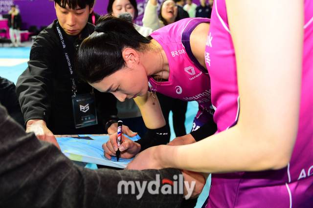 김연경이 사진에 직접 사인을 하고 있다 / 한국배구연맹.