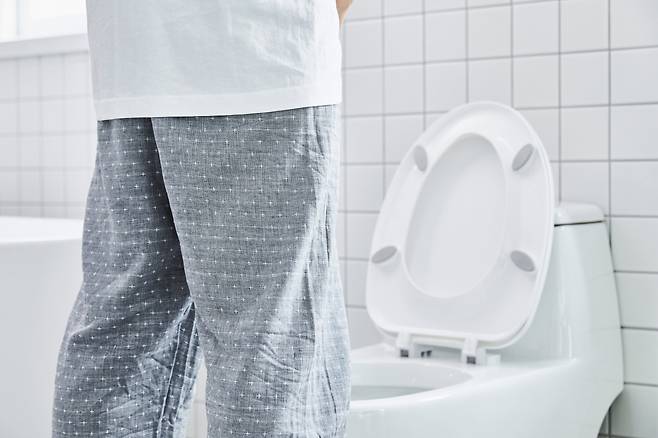 기온이 내려가면 우리 몸의 전립선 및 요도가 수축되면서 각종 배뇨장애가 심해진다. 남성의 경우 겨울철 배뇨장애로 병원을 찾는 사람들 중에는 전립선비대증이 원인인 경우가 많다.