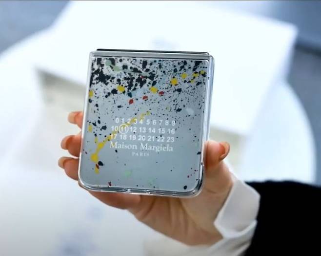 ‘메종 마르지엘라 갤럭시 Z 플립5’. [유튜브 Black MOB 캡처]