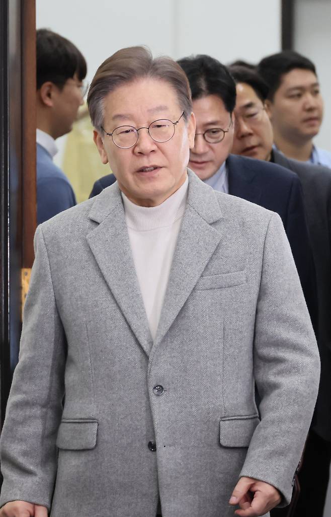 더불어민주당 이재명 대표와 홍익표 원내대표 등 지도부가 6일 국회에서 열린 최고위원회의에 참석하고 있다. 연합뉴스