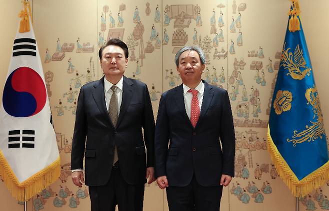 윤석열 대통령, 한오섭 정무수석에게 임명장 수여     (서울=연합뉴스) 진성철 기자 = 윤석열 대통령이 4일 서울 용산 대통령실 청사에서 한오섭 정무수석에게 임명장을 수여한 뒤 기념 촬영을 하고 있다. 2023.12.4     zjin@yna.co.kr (끝)   연합뉴스