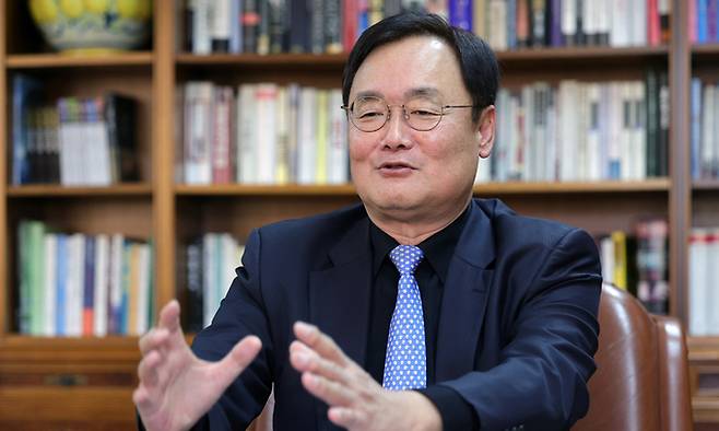 이용준 세종연구소 이사장은 윤석열정부가 외교·안보분야에서 이룩한 가장 큰 성과로 한·미동맹 복원과 한·미·일 안보협력 재건을 꼽으면서 “커다란 숙제가 두 가지 남았다”고 했다. 이 이사장은 “첫째 외교적 언어와 문서상의 합의를 행동으로 옮겨 실천하는 것이며, 둘째는 그러한 진전이 향후 국내정치 변화에 따라 수포로 돌아가지 않도록 외교적 연속성을 보장할 다양한 장치를 만드는 일”이라고 했다. 이재문 기자