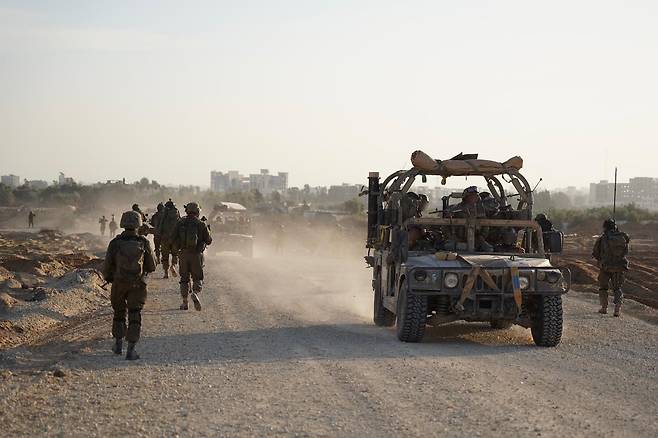 이스라엘 군인들이 팔레스타인 가자지구에서 작전을 수행하고 있다. 이 사진은 이스라엘 방위군(IDF)이 2023년 12월 6일 공개했다. / 사진=IDF