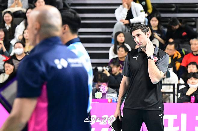 페퍼저축은행 조 트린지 감독(오른쪽)이 5일 흥국생명전에서 경기가 잘 풀리지 않는 듯한 표정을 짓고 있다. 프로배구연맹 제공