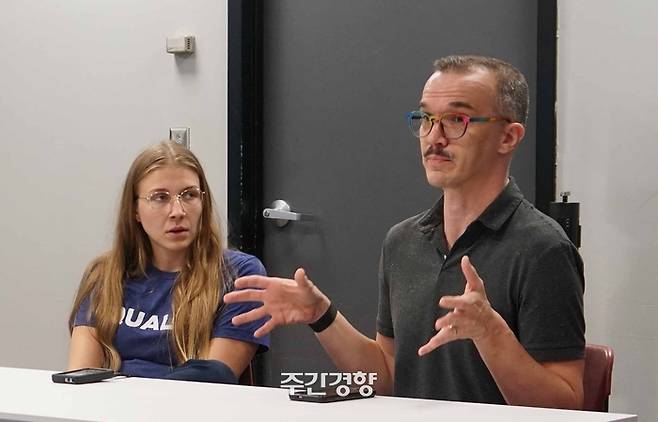 성소수자 인권 비정부기구(NGO) ‘이퀄리티 텍사스’ 활동가 미란다 우드(왼쪽)와 브래드 프리쳇이 지난 10월 25일(현지시간) 미국 텍사스 휴스턴공립도서관에서 주의회가 통과시킨 성소수자 차별 법안들에 맞서 벌여온 활동을 소개하고 있다. 박하얀 기자