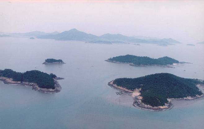 신안 보물선이 발견된 전남 신안 증도(시루섬) 앞바다. 1975년 8월 20일 이 해역에서 조업 중이던 어부(최형근씨)의 그물에 청자꽃병을 비롯한 중국제 도자기 6점이 걸린 게 계기가 됐다. 국립해양문화재연구소 제공