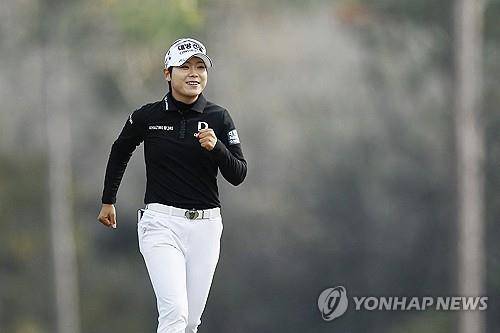 LPGA투어 Q시리즈 5라운드 도중 코스를 뛰어가는 이소미. [AFP/게티이미지=연합뉴스]