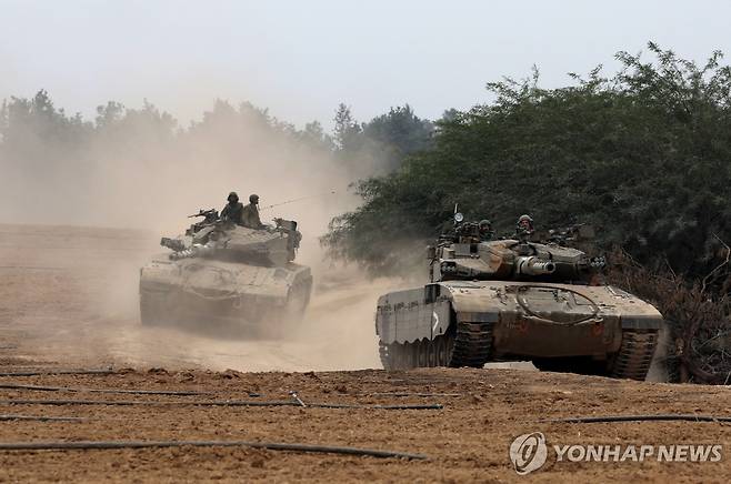 가자지구 부근서 작전 수행하는 이스라엘군 탱크 (이스라엘 EPA=연합뉴스) 메르카바 전차에 탑승한 이스라엘 군인들이 5일(현지시간) 가자지구와 인접한 남부 지역에서 작전을 수행하고 있다. 이스라엘군은 이날 가자지구 남부 최대도시 칸 유니스에 처음으로 탱크를 진입시키며 사실상 남부 지역 시가전을 개시했다. 2023.12.06 besthope@yna.co.kr