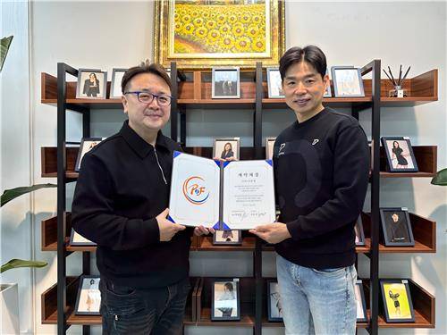 박상희 피앤에프 대표(왼쪽)와 조윤성 프로 [피앤에프 엔터테인먼트 제공. 재판매 및 DB 금지]