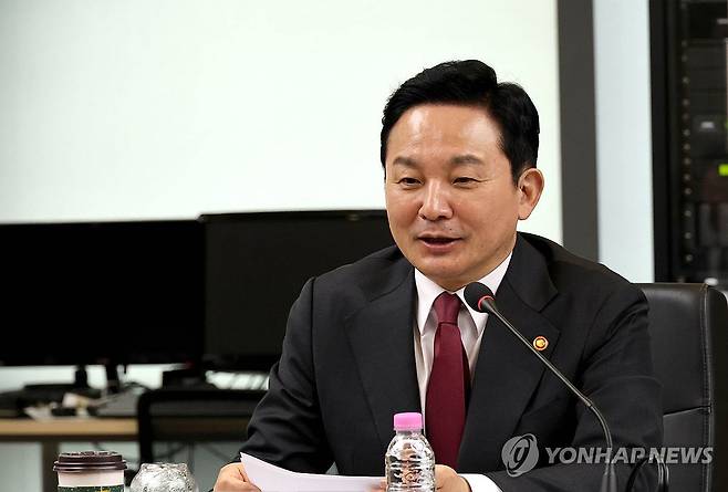 원희룡 장관, 주택도시보증공사 본사 방문 (부산=연합뉴스) 조정호 기자 = 원희룡 국토교통부 장관이 27일 오후 부산 남구 부산국제금융센터에 있는 주택도시보증공사(HUG)를 방문, 인사말을 하고 있다. 2023.11.27 ccho@yna.co.kr