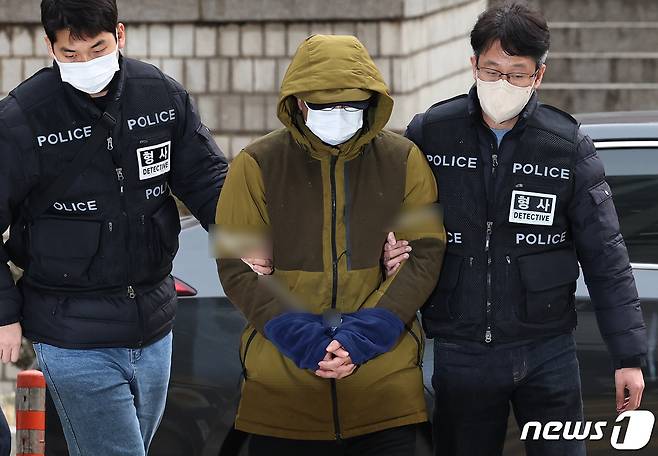 둔기로 아내를 살해한 혐의를 받는 대형 로펌 출신 변호사 A씨가 6일 오후 서울 서초구 서울중앙지방법원에서 열린 구속 전 피의자 심문(영장실질심사)에 출석하고 있다. 2023.12.6/뉴스1 ⓒ News1 구윤성 기자