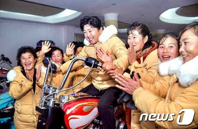 (평양 노동신문=뉴스1) = 북한 노동당 기관지 노동신문은 7일 "제5차 전국어머니대회 참가자들이 수도시민들의 열렬한 축하를 받으며 여러 곳을 참관했다＂라고 보도했다. 이들은 혁명의 성지 만경대를 비롯해 문수물놀이장, 중앙동물원, 릉라인민유원지 등을 찾았다. [국내에서만 사용가능. 재배포 금지. DB 금지. For Use Only in the Republic of Korea. Redistribution Prohibited] rodongphoto@news1.kr