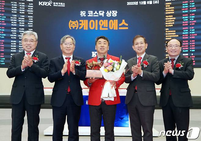 6일 오전 서울 영등포구 한국거래소에서 열린 케이엔에스 코스닥시장 상장기념식에서 채남기 한국IR협의회 회장(왼쪽부터), 홍순욱 한국거래소 코스닥시장본부장, 정봉진 케이엔에스 대표이사, 황성엽 신영증권 대표이사, 강왕락 코스닥협회 부회장이 기념촬영을 하고 있다. (한국거래소 제공) 2023.12.6/뉴스1