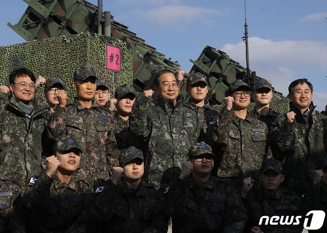 한덕수 국무총리가 28일 오후 공군 제3미사일방어여단 8787부대를 방문해 장병들과 기념 촬영을 하고 있다. 한 총리는 "이틀 전 북한 무인항공기의 수도권 영공 침범은 명백한 9·19 군사합의 위반＂이라고 밝혔다. 2022.12.28/뉴스1 ⓒ News1 신웅수 기자