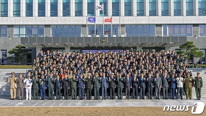 7일 오후 충남 논산시 국방대학교 컨벤션센터 세종대강당에서 열린 '2023년 안보과정 졸업식'에서 한덕수 국무총리와 졸업생 등이 파이팅을 외치고 있다. (국방부 제공) 2023.12.7/뉴스1