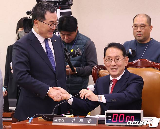 김도읍 국회 법사위 위원장과 소병철 더불어민주당 간사가 7일 서울 여의도 국회에서 열린 법제사법위원회 전체회의에서 악수를 하고 있다. 2023.12.7/뉴스1 ⓒ News1 송원영 기자