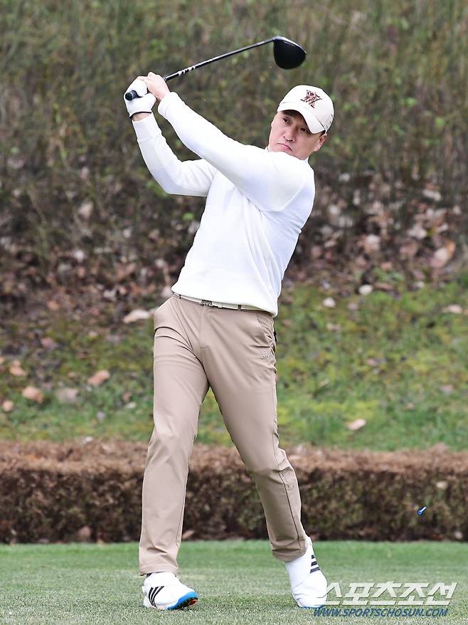 스포츠조선과 KBO가 공동주최하고 한국시리즈 우승팀 LG트윈스가 후원하는 제40회 야구인골프대회가 6일 이천 H1 골프클럽에서 열렸다. 드라이브샷을 날리고 있는 두산 이승엽 감독. 이천=송정헌 기자songs@sportschosun.com/2023.12.06/