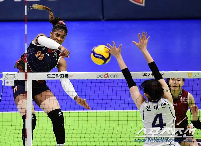 7일 수원체육관에서 배구 V리그 여자부 현대건설과 도로공사의 경기가 열렸다. 현대건설 모마가 도로공사 블로킹을 앞에 두고 스파이크를 날리고 있다. 수원=송정헌 기자songs@sportschosun.com/2023.12.07/