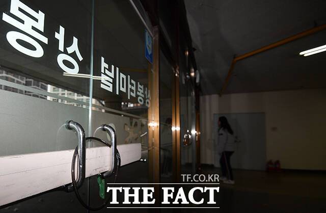 터미널 입구 일부가 굳게 잠겨 있다.
