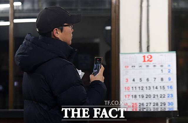 마지막 운영일에 상봉터미널을 방문한 시민이 휴대폰으로 터미널 내부를 촬영하고 있다.