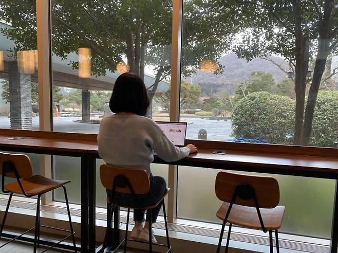 한화리조트 제주의 비즈니스 라운지에서 한 고객이 워케이션을 보내고 있다. [사진제공=한화리조트]