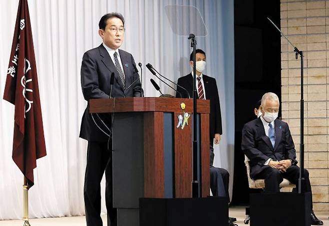 일본 중의원 선거가 치러진 다음날인 1일 자민당 총재인 기시다 후미오 일본 총리가 도쿄 자민당 당사에서 기자회견을 갖고있다. 그의 오른쪽에는 지역구 선거에서 패배, 이날 사퇴한 아마리 아키라 간사장이 고개를 숙인 채 앉아있다. /EPA 연합뉴스