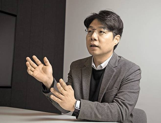 경제 유튜버 이효석 '이효석아카데미' 대표는 6일 인터뷰에서 "2차 세계대전 핵무기 개발을 러시아와 경쟁하던 미국이 서둘렀듯, 인공지능(AI) 개발도 미국이 중국을 누르려고 밀어붙일 것"이라며 "한국은 어부지리를 얻고 반도체 부문에서 가장 큰 수혜를 볼 것이다"라고 말했다. /고운호 기자