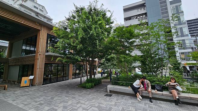 도쿄 시부야의 기타야공원. 새로운 제도를 도입해 공원을 리모델링하자 미국의 유명 커피전문점 '블루보틀'이 문을 열었다. /도쿄=최종석 기자