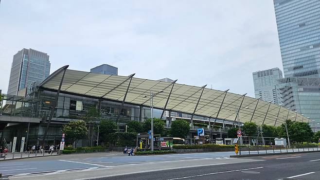 철도회관 건물을 철거하고 만든 도쿄역 뒤편 '그랑루프' 광장의 모습. /도쿄=최종석 기자