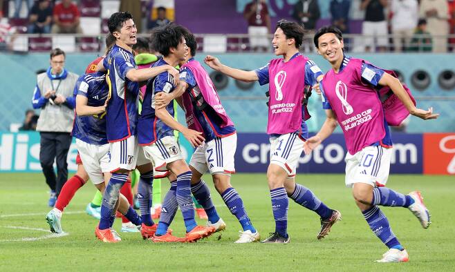 1일(현지시간) 저녁 카타르 도하 칼리파 스타디움에서 열린 2022 카타르 월드컵 조별리그 E조 3차전 스페인과 일본의 경기에서 2대1로 역전승을 거둔 일본 선수들이 환호하고 있다. 일본은 조 1위로 16강 티켓을 따냈다./뉴스1