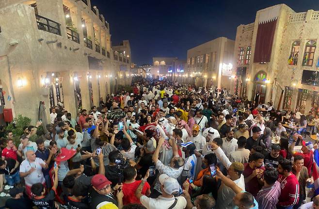 지난 18일 밤 카타르 도하 수크 와키프(Souq Waqif) 거리에서 세계 각국의 응원단이 거리 응원을 펼치고 있다./ 장련성 기자
