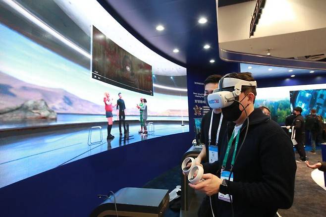 CES 2022 한컴그룹 부스에서 한 참가자가 VR 헤드셋을 쓰고 메타버스 플랫폼 XR 판도라를 시연하고 있다/ 한컴그룹