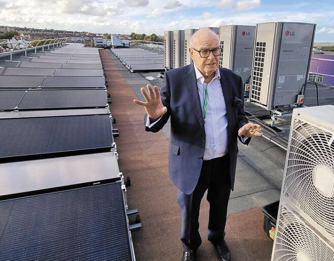 영국 다트퍼드 시청 옥상에서 시청 관계자가 청사 에너지 절감을 위해 설치한 태양광발전 설비에 대해 설명하고 있다. /다트퍼드(영국)=정철환 특파원