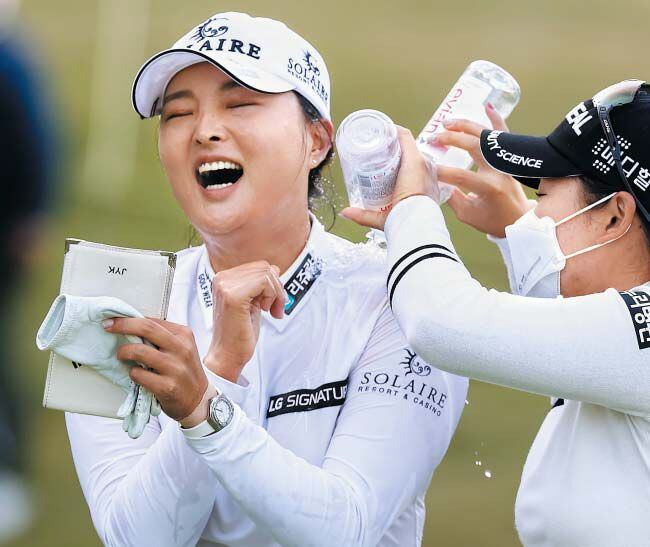 한국 LPGA 투어 33년만에 통산 200승… 주인공은 고진영 - 고진영(왼쪽)이 24일 부산 LPGA 인터내셔널에서 열린 미국 여자 프로골프(LPGA) 투어 BMW 레이디스 챔피언십에서 연장 접전 끝에 임희정을 제치고 우승을 확정하자 이다연(오른쪽)이 생수병에 담긴 물을 뿌리며 축하하고 있다. 고진영의 우승은 한국 선수의 LPGA 투어 통산 200승째였다. 고진영은 이번 대회에 불참한 넬리 코르다(미국)를 밀어내고 4개월 만에 세계 랭킹 1위 자리를 되찾았다. /KLPGA