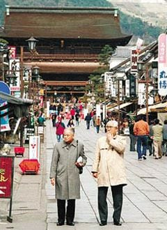 일본 나가노현의 한 사찰(寺刹)앞길을 두 노인이 걸어 나오고 있다.98년 동계올림픽 개최지인 나가노현은 일본의 46개 현 가운데 남성 평균 수명이 가장 긴 ‘장수마을 ’로 의학계의 연구대상이 되고 있다.