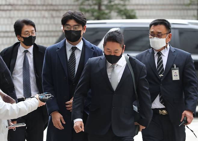 송치형 두나무 의장(왼쪽)과 이석우 두나무 대표가 지난해 12월 서울 서초구 서울고등법원에서 열린 자전거래과 시세조작 혐의 관련 공판에 출석하고 있다. 송 의장은 지난달 대법원에서 무죄 판결을 받았고, 이 대표는 연임에 성공했다. /뉴스1