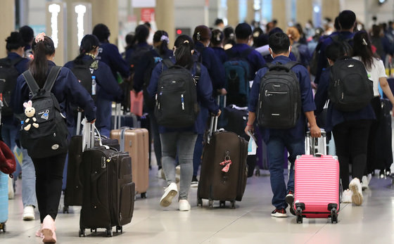 인천국제공항 제1여객터미널 입국장에 외국인 근로자가 입국하고 있다. 뉴스1