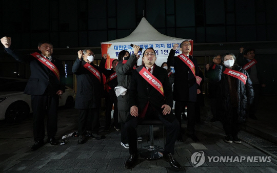 '대한민국 의료 붕괴 저지를 위한 범의료계 대책특별위원회'(범대위) 관계자들이 지난 6일 밤 서울 의협회관 앞에서 시위를 하고 있다. 연합뉴스