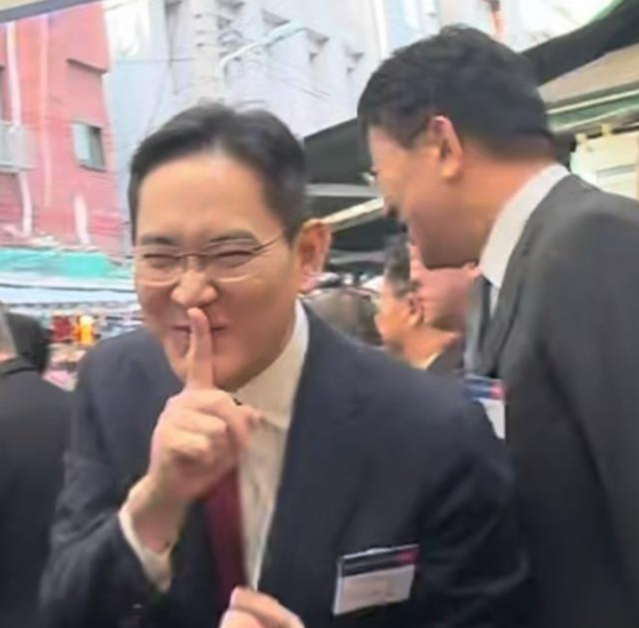 6일 부산 중구 부평깡통시장에 방문한 이재용 삼성전자 회장이 익살스러운 표정으로 찍힌 사진이 화제다. 온라인 커뮤니티 캡처