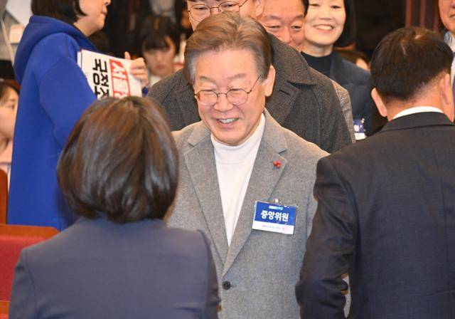 이재명 더불어민주당 대표가 7일 국회에서 열린 제2차 민주당 중앙위원회의에서 참석자들과 인사하고 있다. 고영권 기자