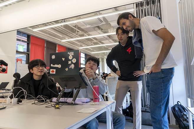 누노 로페스(Nuno Lopes) 리스본 과학기술대학교 부교수 겸 퓨리오사AI 고문이 해커톤 참가자들을 대상으로 질의응답을 받고 있다 / 출처=IT동아